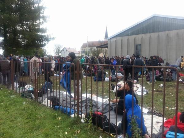 Molan zahteva zaporo meje in nadzorovan vstop migrantov