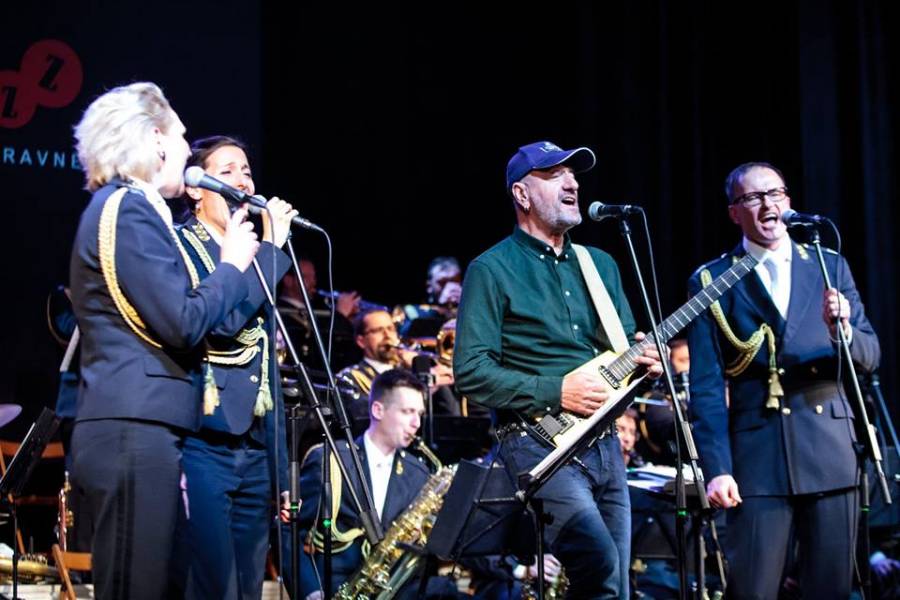 Vlatko Stefanovski z Big Bandom Orkestra Slovenske vojske na odru
