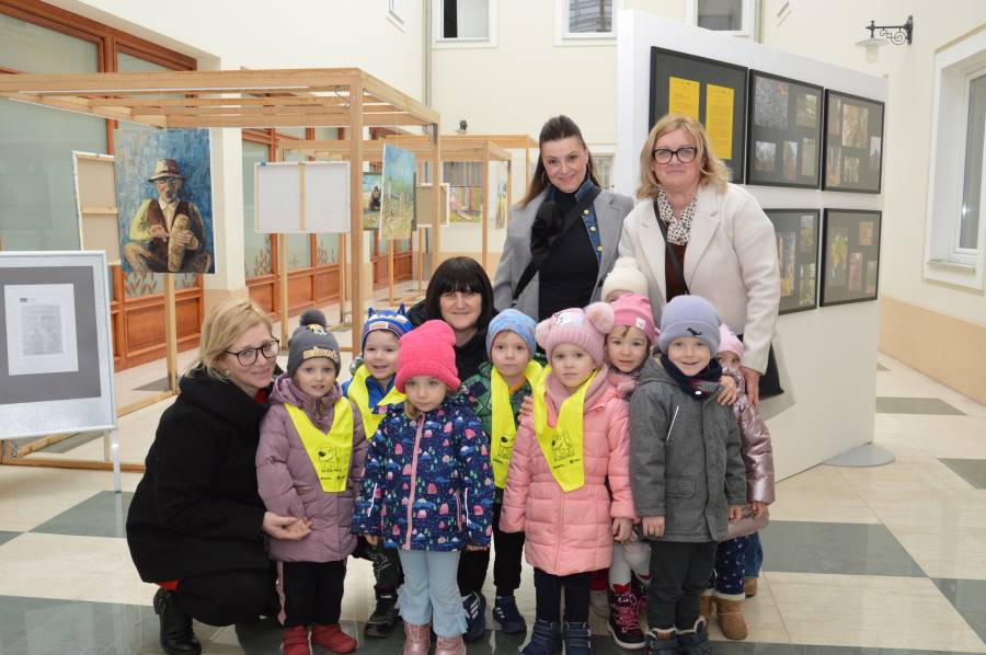 Otroci Vrtca Mavrica spoznavali digitalne naprave in pripravili razstavo »Od klika do slike«