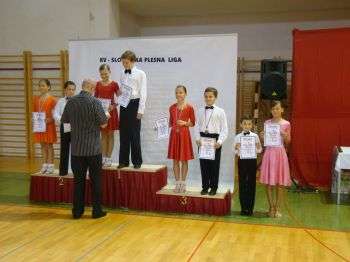 Uroš in Sara na stopničkah