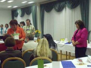 »Tečejo, tečejo nitke...«