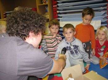 Otrokom razdelili 1000 knjig, tudi na Blanci