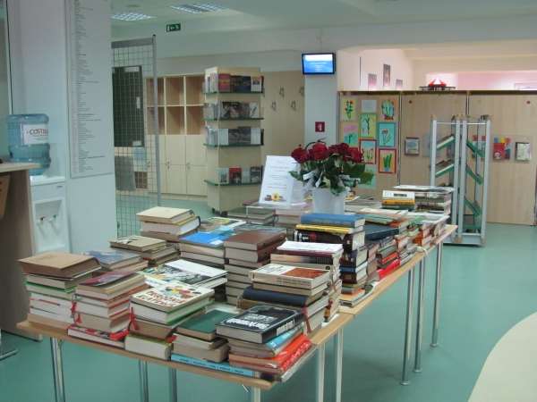 V sevniški knjižnici podarjali knjige in vrtnice