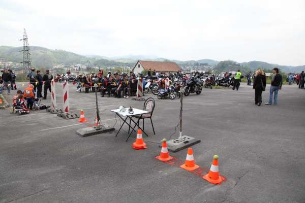 Motoristi na preizkusu spretnostne vožnje na Radni