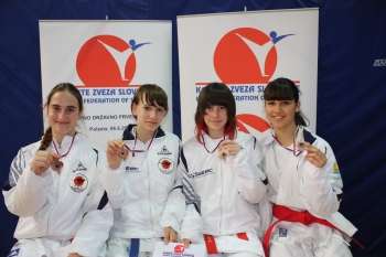 Starejše deklice karate kluba SOLTEC Brežice bronaste