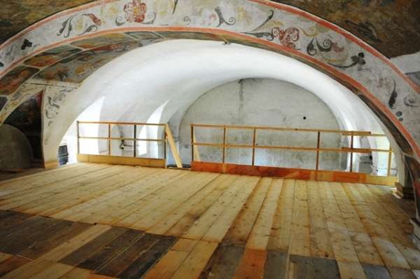 Začetek obnavljanja fresk v Lutrovski kleti