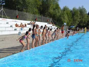 Gimnastični nastop pred športnim domom v Sevnici