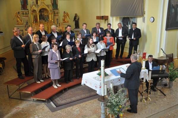 Pevski zbori iz župnij dekanije Trebnje zapeli v Boštanju