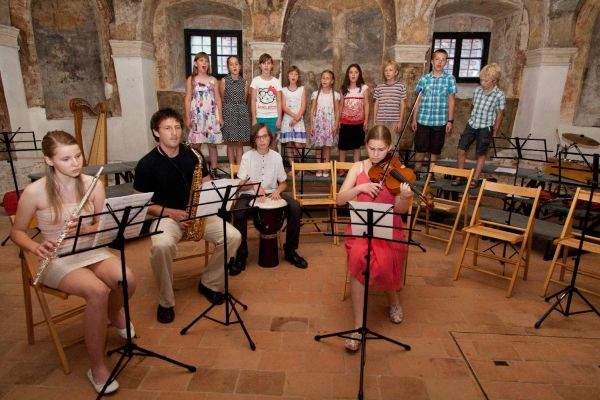 Glasbena šola Sevnica navdušila s koncertom v Lutrovski kleti