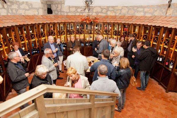 V grajskem oknu Radogost koroški umetnik