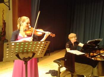 Violinistka Tanja Sonc navdušila