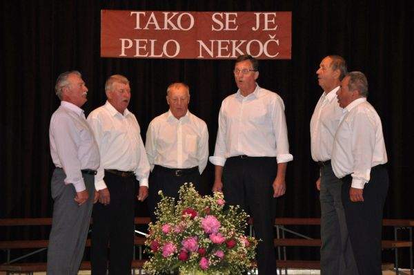 Srečanje ljudskih pevcev v Boštanju