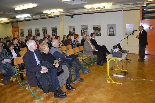 V Kostanjevici gostuje razstava fotografij Plečnikovih krstilnic