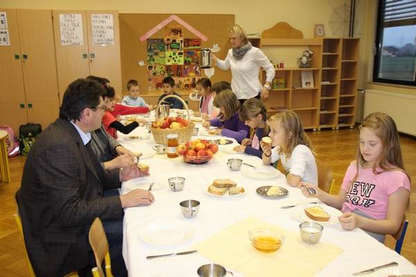 Župan Molan na tradicionalnem slovenskem zajtrku z dobovskimi tretješolci