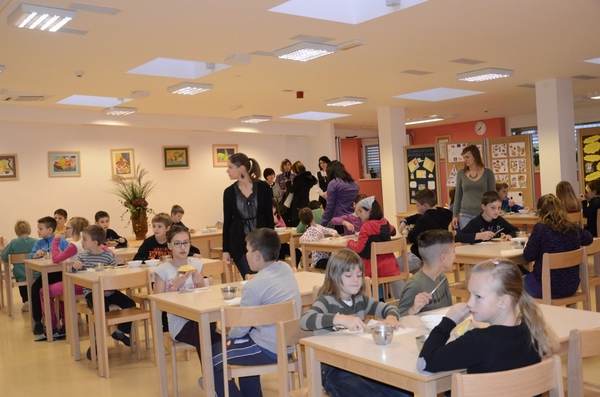 Tradicionalni slovenski zajtrk z raškimi osnovnošolci