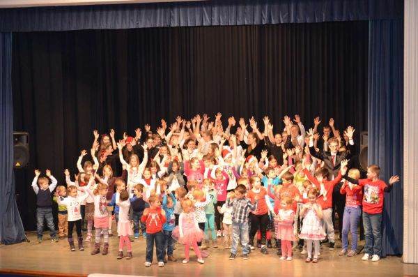 350 nastopajočih na novoletnih produkcijah PK Lukec