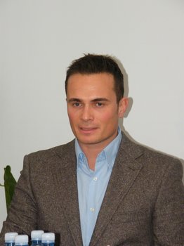 Delova osebnost leta 2015 je brežiški zobozdravnik Jure Poglajen