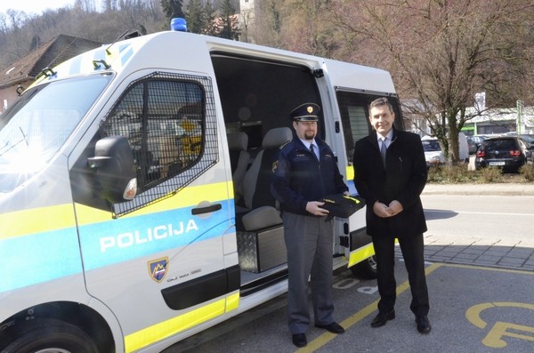 Župan občine Krško policijski postaji predal defibrilator
